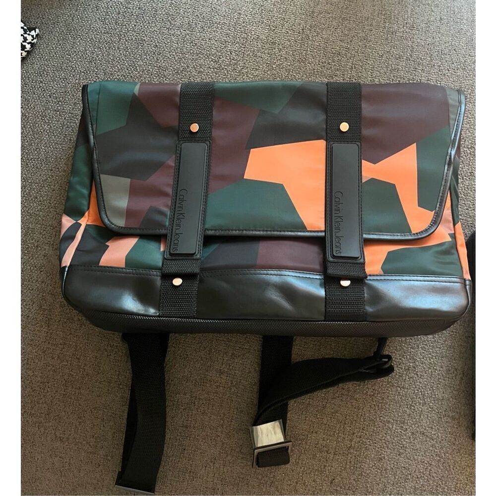 Calvin Klein camouflage-print duffle Messenger Bag - Picture 5 of 11